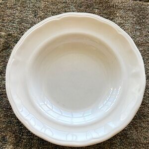 Classic White Porcelain Salad Pasta Dinner Bowl with Elegant Rim 9 Inch Diameter
